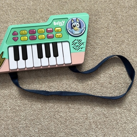 VTech Bluey Bluey's Keytar - Picture 3 of 5